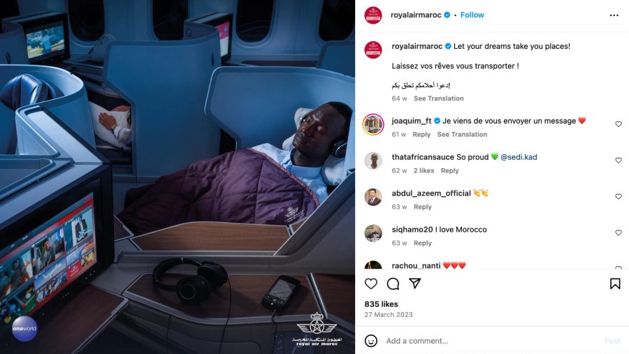 Dunkelhäutiger Mann schläft im Flugzeug, Business-Class Royal Air Maroc.