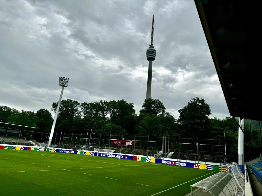 Das Stadion ist direkt unter dem Stuttgarter Wahreichen, dem Fernsehturm, angesiedelt.