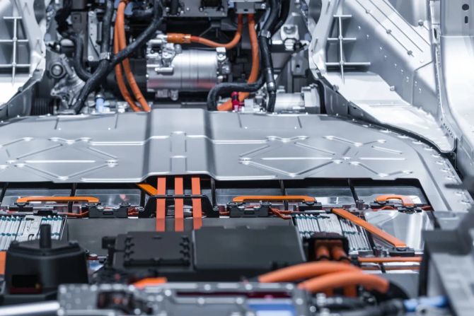 Batterietechnologie im Boden eines E-Autos