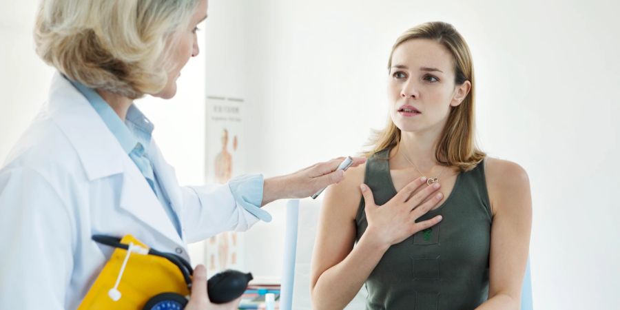 Frau mit Asthma beim Arzt.