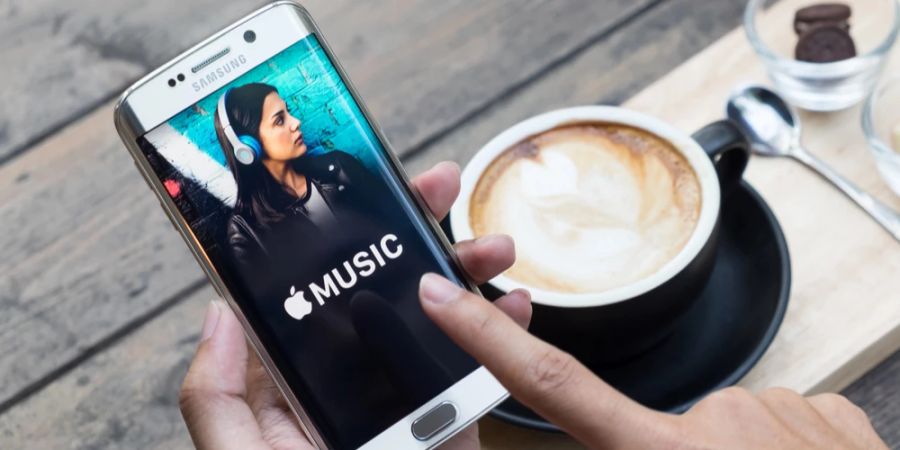 Smartphone Apple Music Zeigefinger Kaffee