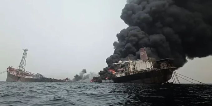Ein Schiff in Nigeria fing nach einer Explosion Feuer. Nigeria