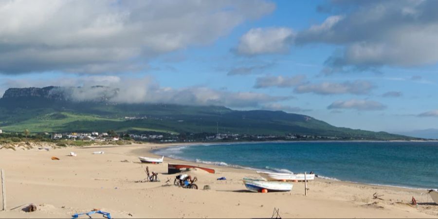 Eine Panoramalandschaft mit Bolonia Strand und Sanddüne an der Costa de la Luz in Andalusien.