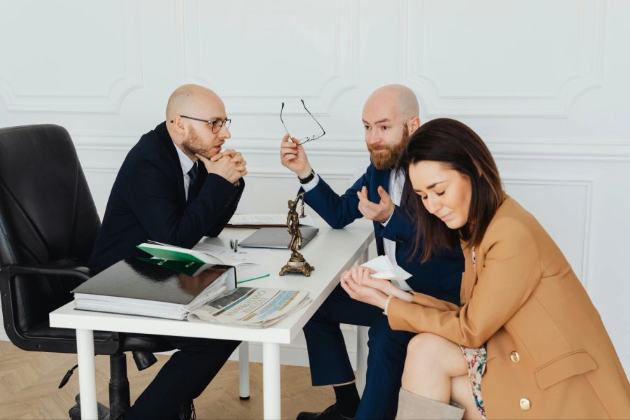 Wenn alles andere versagt, kann im Nachbarschaftsstreit oft eine Mediation helfen.