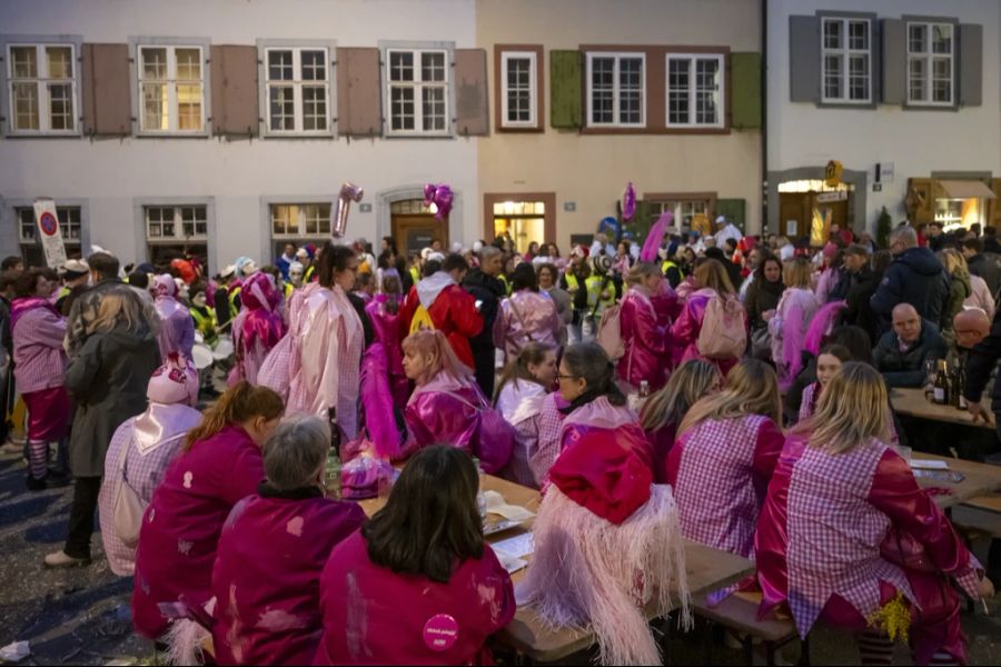 Der 25-Jährige hatte an der Basler Fasnacht 2024 einer 15-Jährigen eine Glasflasche an den Kopf geworfen.