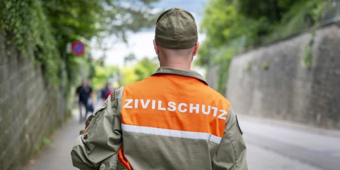 Das Bild zeigt eine Person in Zivilschutz-Kleidung