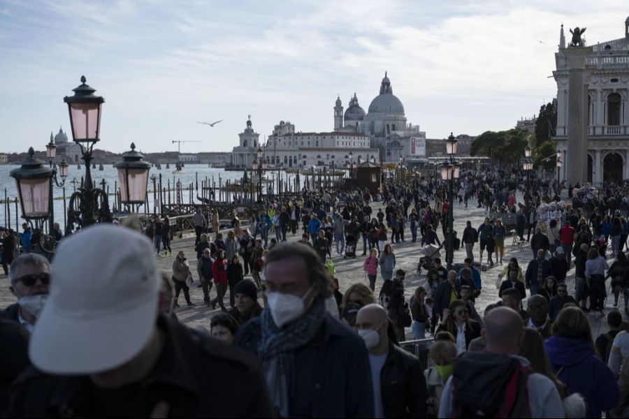 Venedig hat schon seit Jahrzehnten mit Massentourismus zu kämpfen. Die italienische Stadt reguliert den Besucherstrom heutzutage über Tagestickets.