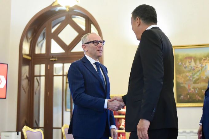 Stefano Domenicali, CEO der Formel 1, mit dem thailändischen Premierminister Srettha Thavisin. Formel 1 Thailand Bangkok