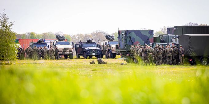 Bei der Suche nach dem vermissten Kind ist auch das Militär im Einsatz. Militär Arian vermisst Suche
