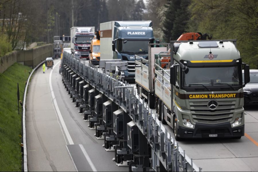 Ein Lastwagenfahrer transportierte unwissend hochgefährliche Stoffe. (Symbolbild)