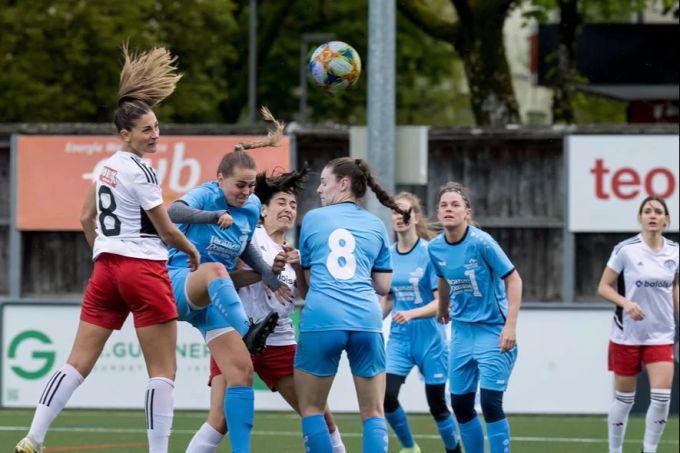 Dragana Kuzmanovic (links) gewinnt ein Kopfballduell. fc breitenrain