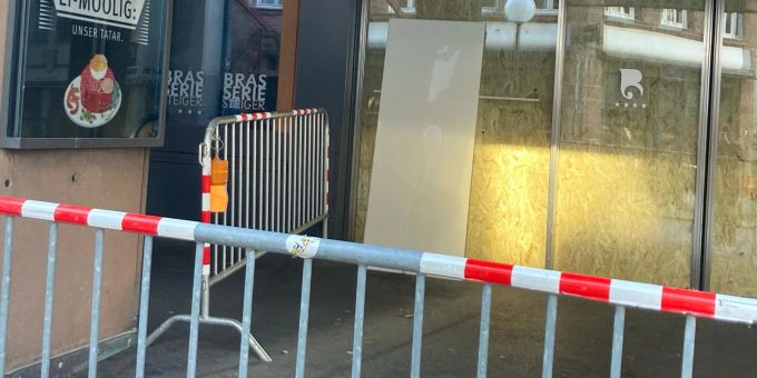 Zwischenzeitlich wurde nach dem Ereignis vor dem Hotel eine Baustelle errichtet. Deckenplatte