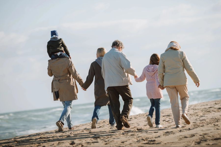 Familie mit Grosseltern, Strand