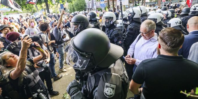 Essen: Unweit der Grugahalle wird eine Gruppe AfD-Politiker (rechts) von Gegendemonstranten erkannt und eingekesselt, die Polizei bildet einen Schutzring. afd demo polizei festnahmen