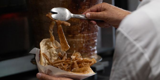 Mann bereitet Döner zu