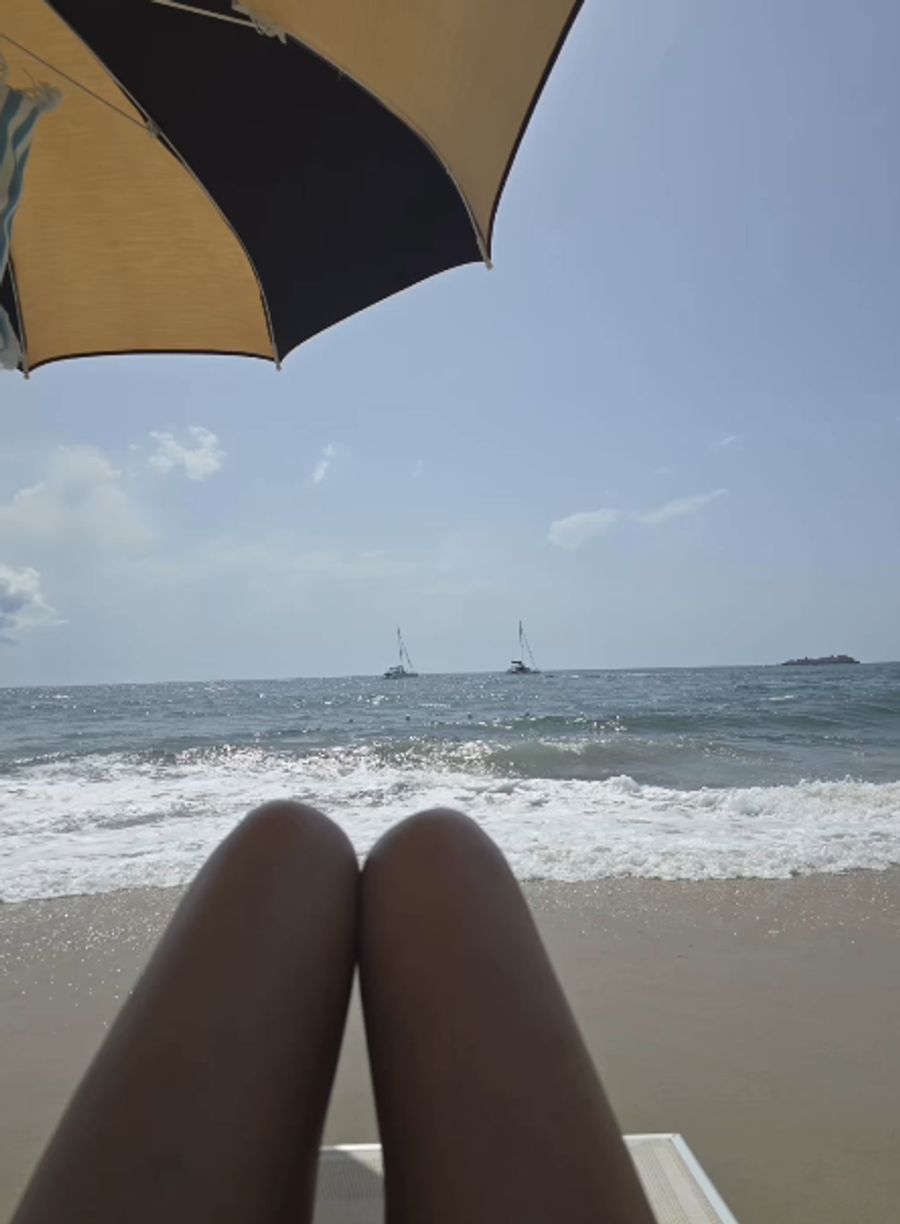 Auf Sardinien geniesst sie das warme Wetter und die Meeresluft.