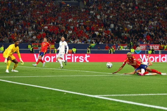 Nach diesem Foul gibt es Penalty. Lamine Yamal verwertet zum zwischenzeitlichen 3:0. Nations League