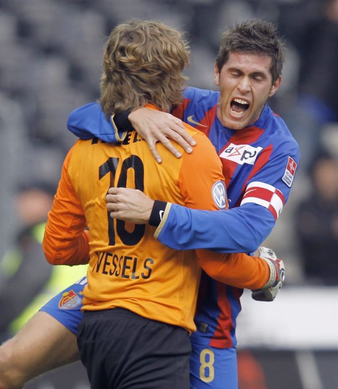 Benjamin Huggel jubelt mit Goalie Stefan Wessels zu gemeinsamen Zeiten beim FC Basel. FC Basel