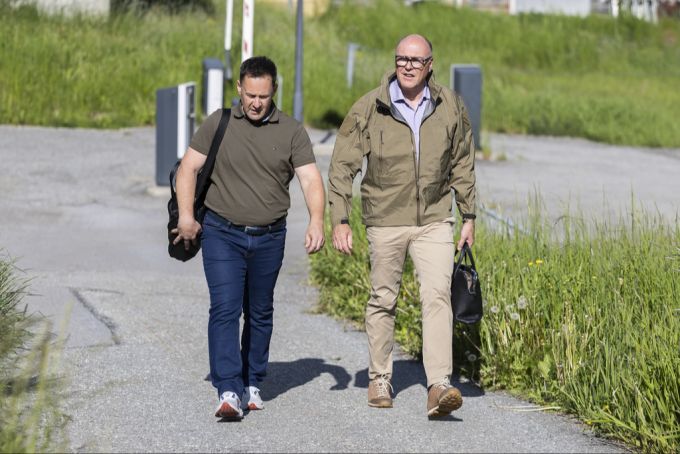 Bundesrat Martin Pfister, rechts, und Renato Kalbermatten, links, Leiter der Kommunikation im VBS heute im Lötschental. Martin Pfister