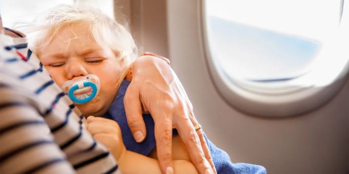 Auch die Kleinsten fliegen mit – zur Freude mancher, zum Leid anderer Passagiere. Kind Flugzeug