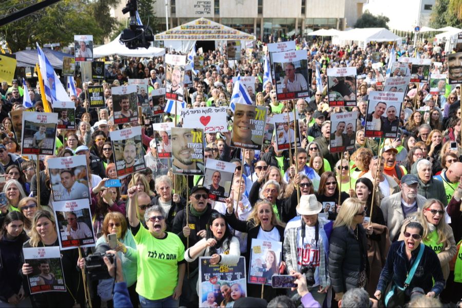 Menschen in Tel Aviv verfolgen die Freilassung israelischen Geiseln im Live-Stream. (Archivbild)