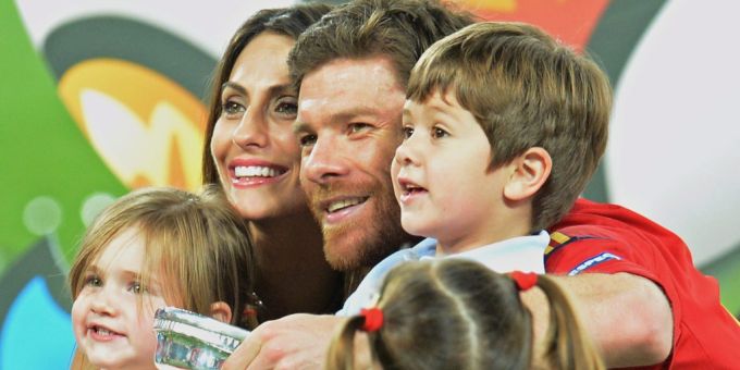 Xabi Alonso und seine Familie 2012 nach dem EM-Titel mit Spanien. Bayer Leverkusen