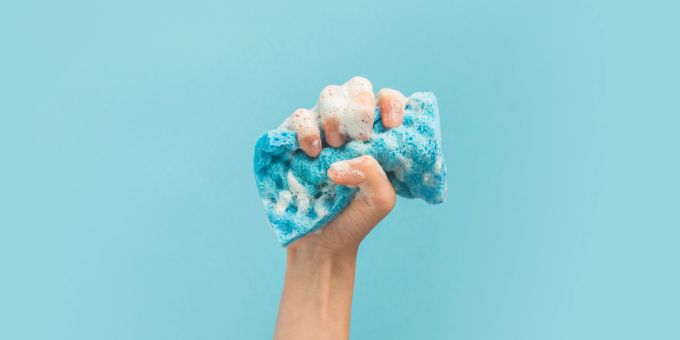 Lieber nicht auf den nächsten Tag verschieben: Kleinere Aufgaben lassen sich gut vor dem Schlafen erledigen. Schwamm, Hand