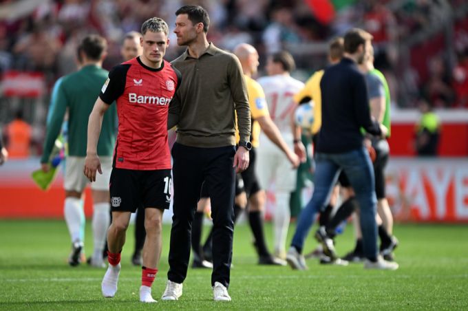Bald beide bei Real Madrid? Leverkusens Schlüsselspieler Florian Wirtz (l) und Trainer Xabi Alonso. Real Madrid