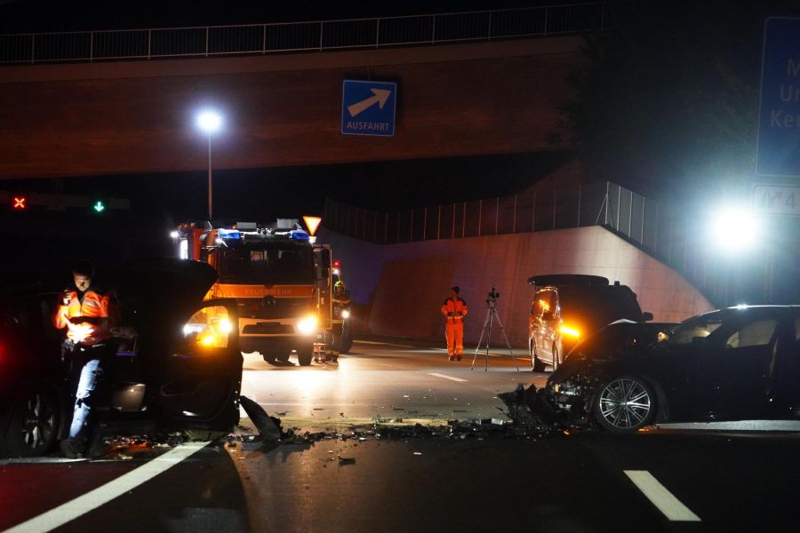 Zwei Autos sind in der Nacht auf Mittwoch auf der Autobahn A3 bei Mühlehorn GL frontal ineinander geprallt.