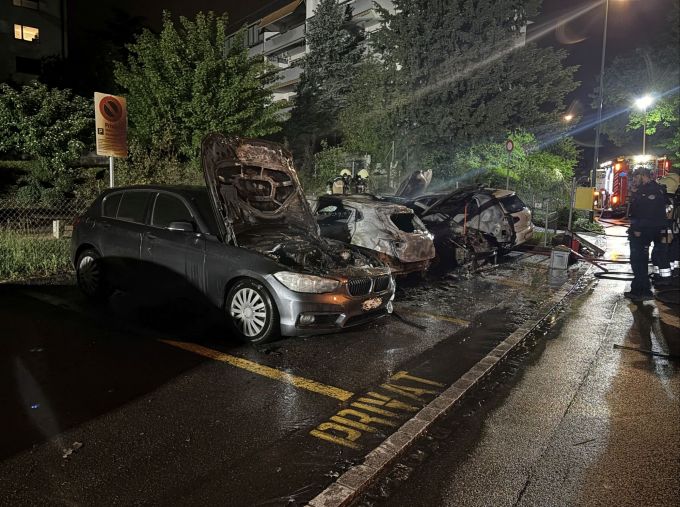 Durch den Brand entstand an allen Fahrzeugen ein Totalschaden. Totalschaden