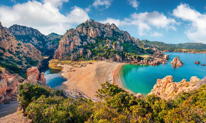 Sardinien ist die zweitgrösste Insel im Mittelmeer und zählt zahlreiche traumhafte Strände – wie hier der Li Cossi Strand. Sardinien