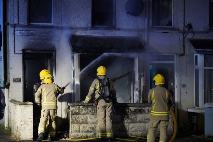 Die Täter setzten in Nordirland gezielt Wohnhäuser von Osteuropäern in Flammen. Nordirland Löscharbeiten Ausschreitungen