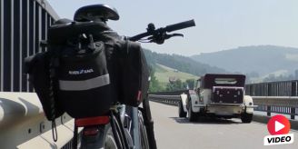 Willerzell SZ - E-Biker bei Kollision mit Oldtimer erheblich verletzt