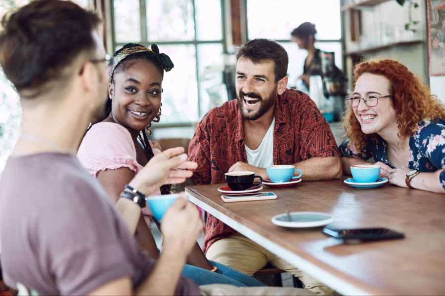 Freunde beim Kaffeetrinken, lachend