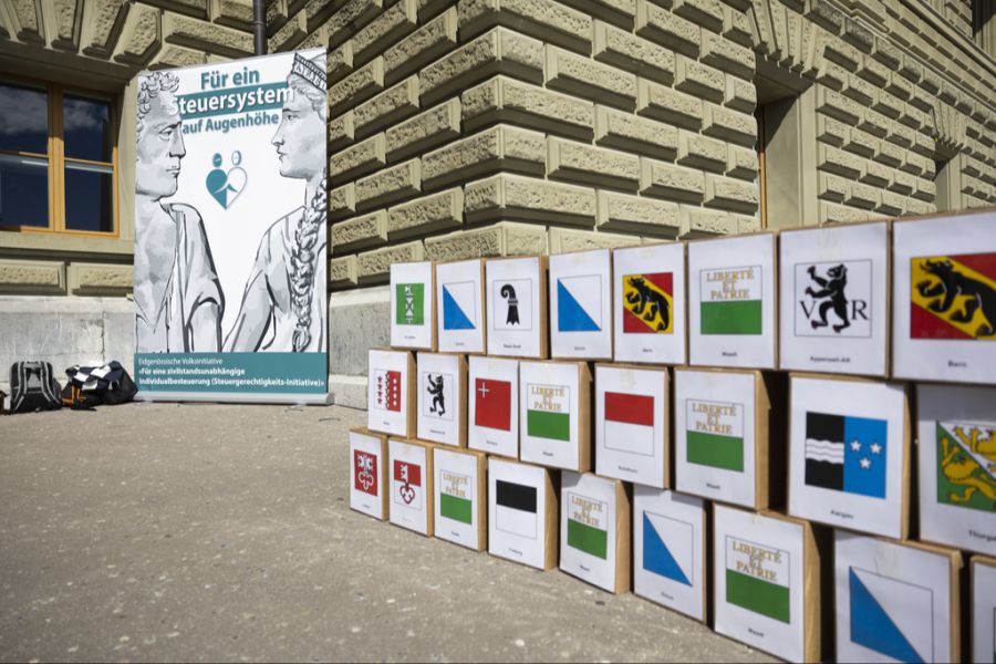 Unterschriftenkartons bei der Einreichung der Initiative für die Individualbesteuerung.
