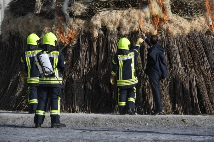 Nach dem Sechseläuten Kinderumzug wird der Böögg am darauffolgenden Montag verbrannt: er soll Auskunft geben, wie schön der Sommer wird. Kinderumzug Sechseläuten