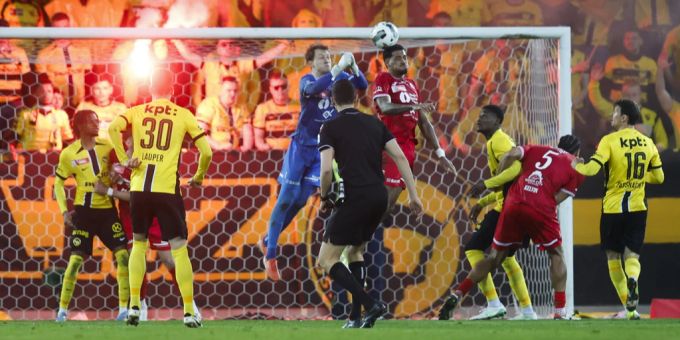 Biel-Goalie Raphael Radtke rettet gegen YB mehrmals. YB FC Biel