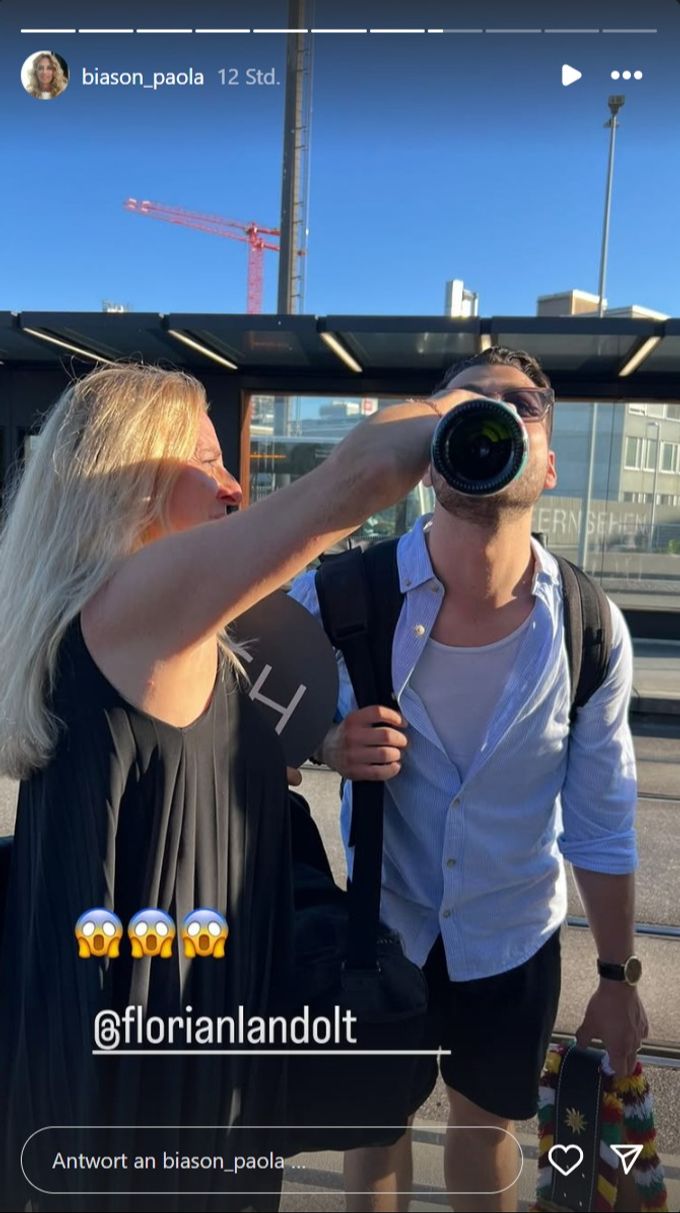 Bevor im Restaurant die grosse Party steigen konnte, musste noch die Champagnerflasche leer gemacht werden. SRF