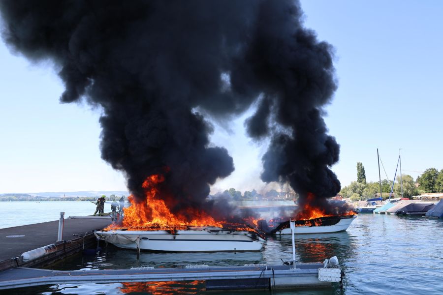Die brennenden Boote im Zuger Hafen.