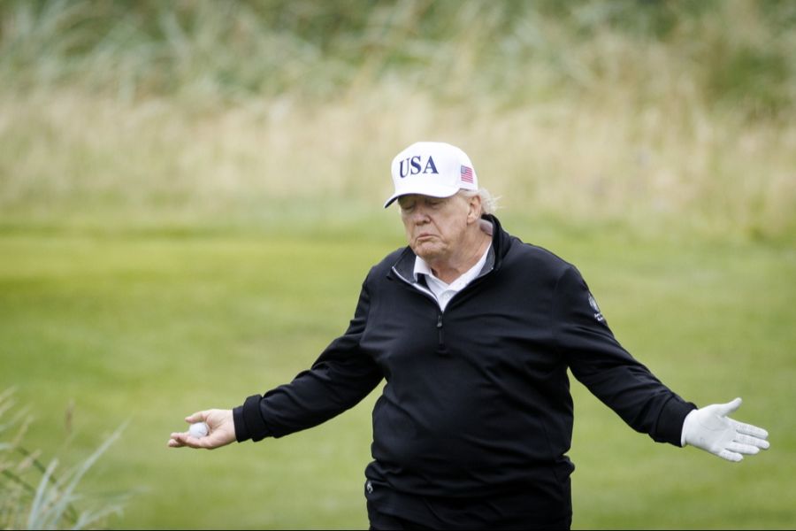 Unter dem auf sozialen Medien geteilten Video häufen sich die Kommentare, die Trump vorwerfen, beim Golfen zu schummeln.