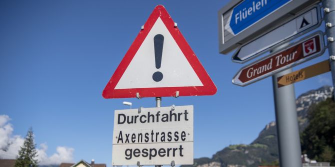 Strassensperrung Axenstrasse  Strassenschild
