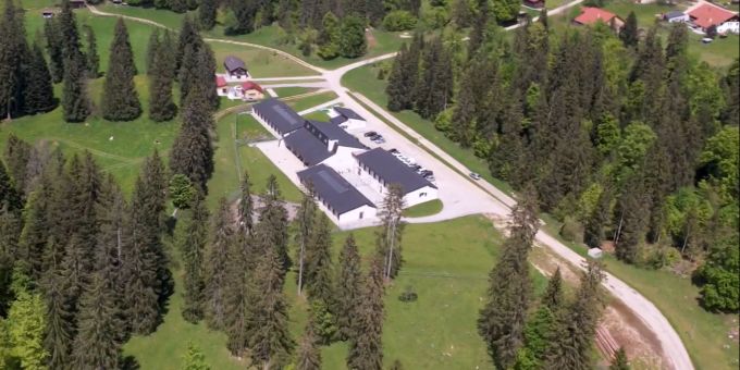 In einem Waldstück der Gemeinde Les Verrières NE befindet sich das schweizweit einzige «besondere Bundesasylzentrum». Les Verrières