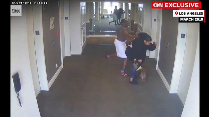 «Diddy» schlägt seine Partnerin. Screenshot aus einem Hotelvideo zum Gewaltakt. Gewalt auf Hotelflur durch Rapper «Diddy»