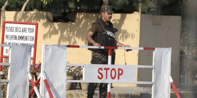 Die Grenze zwischen Pakistan und Indien ist schwer bewacht. Pakistan Indien Grenze Checkpoint