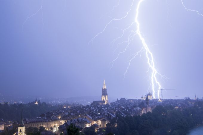Ein Blitz schlägt über Bern ein. (Archivbild) Blitze Schweiz Bern Gonten