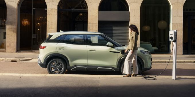 An den Seiten fallen die dynamischen Linien und die akzentuierten Radläufe auf, die den SUV-Charakter unterstreichen, während die «schwebende Dachlinie eine moderne Note hinzufügt. BYD Atto 2