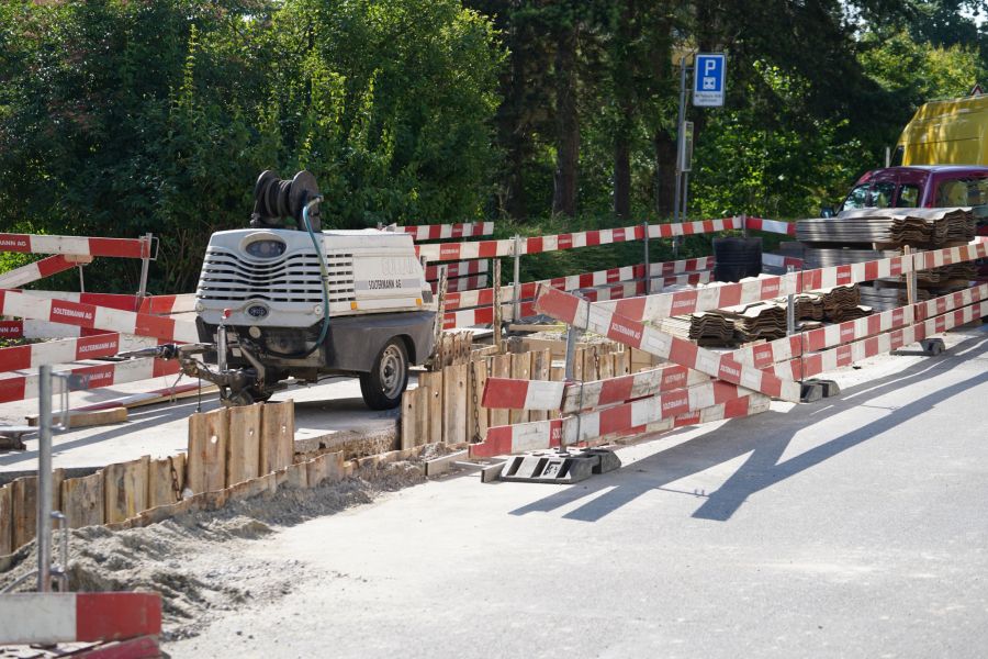Getroffen wurde die Wasserleitung laut Schutz und Rettung Zürich infolge von Arbeiten.