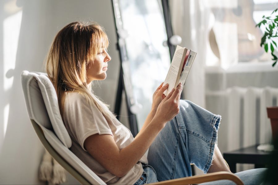 Frau liest Buch