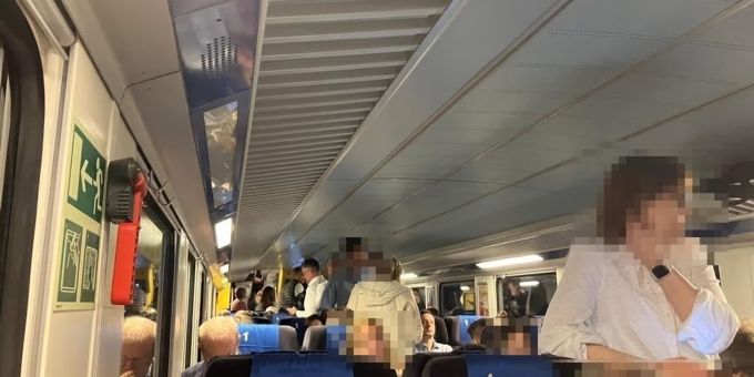 Im blockierten Zug wurde es den Passagieren zusehends unwohl. Zug