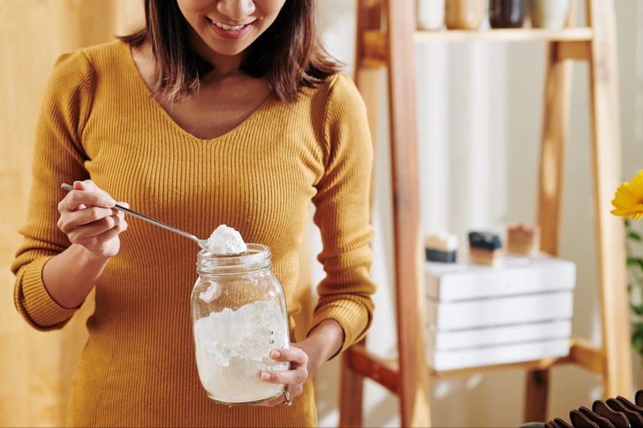 Frau mit Natron im Glas
